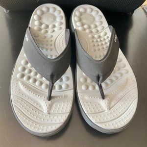 Crocs reviva flip flops